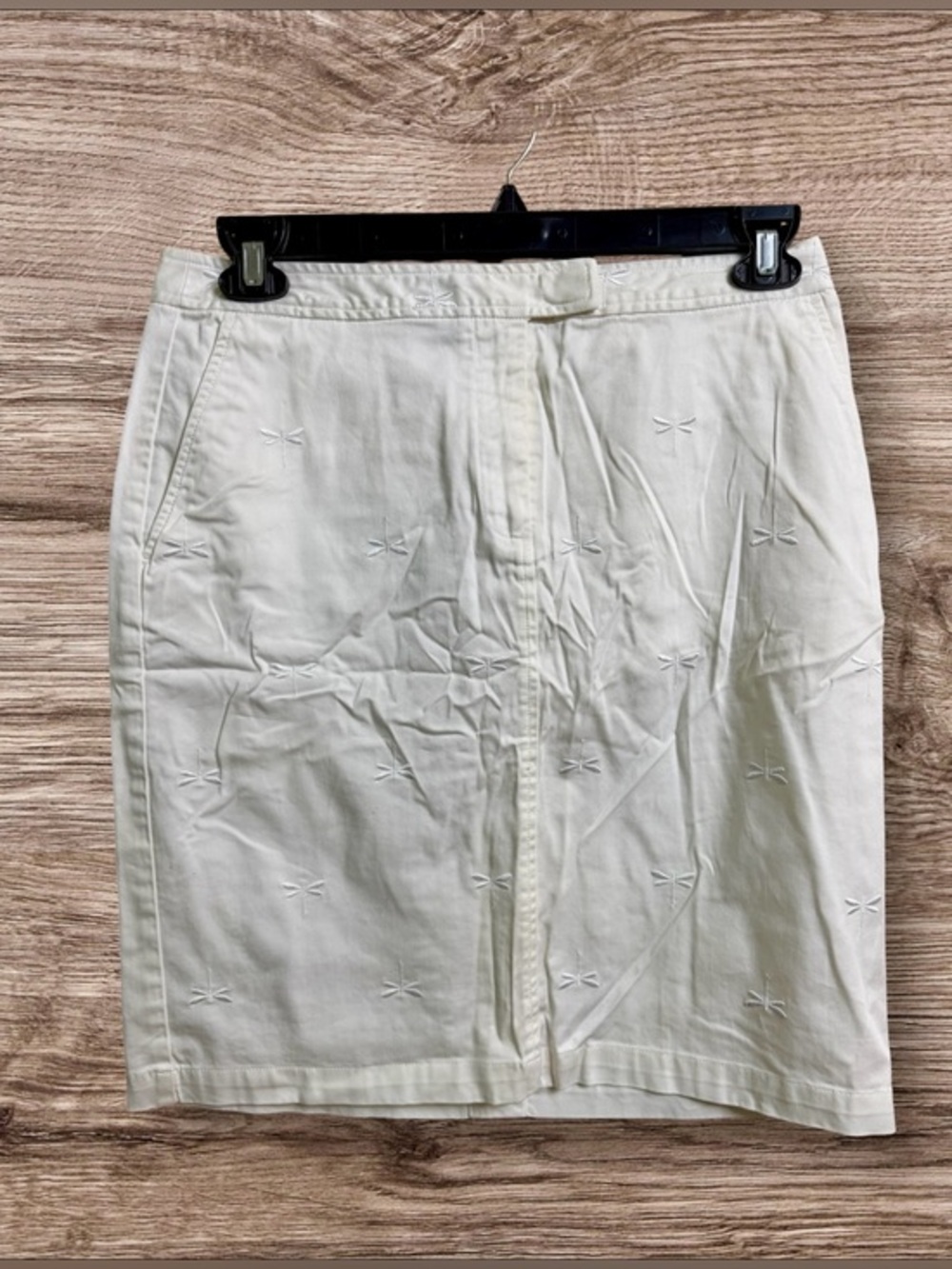NWOT Talbots white dragonfly embroidered pencil skirt. Size 10.